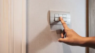 האם מותר להדליק אור בחג?