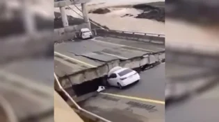 צפו: הגשר הענק קרס בגלל ההצפות