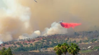 ארה"ב: המטוסים ניסו להשתלט על שרפת הענק