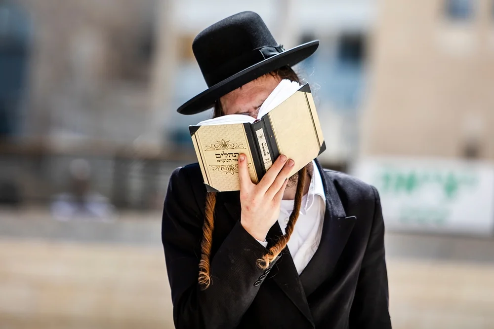 סערה: עיריית תל אביב אוסרת על תפילות במרחב הציבורי