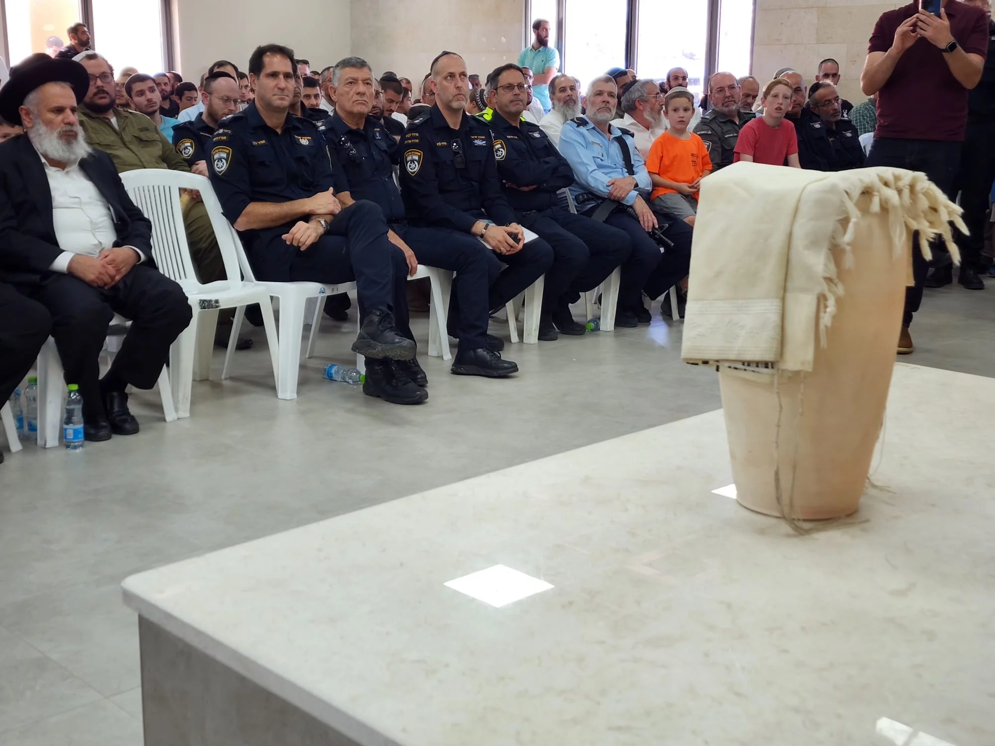 בטקס מרגש נקברו שרידי ספרי התורה מקרבות בטבח בשדרות בטקס מרגש נקברו שרידי ספרי התורה מקרבות בטבח בשדרות