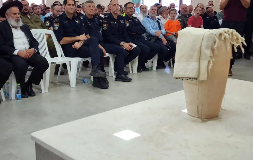 בטקס מרגש נקברו שרידי ספרי התורה מקרבות בטבח בשדרות בטקס מרגש נקברו שרידי ספרי התורה מקרבות בטבח בשדרות