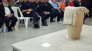 בטקס מרגש נקברו שרידי ספרי התורה מקרבות בטבח בשדרות