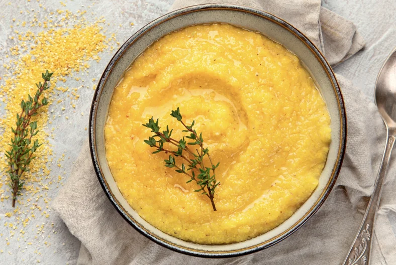 פולנטה אגדית עם נגיעות של גבינה, שאתם חייבים לנסות 