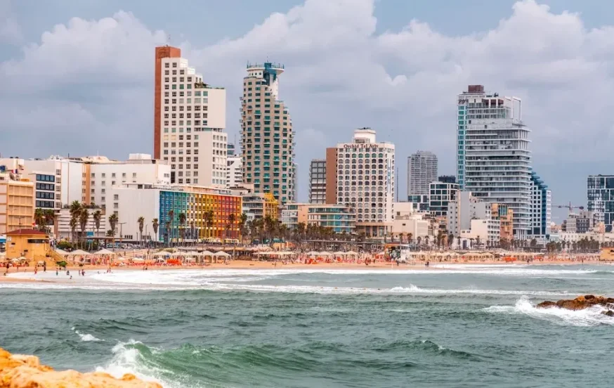 היסטוריה של איסורים: הרבנים מתירים נסיעה לחוף שרתון