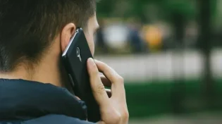 האם בצום תשעה באב מותר להיות בטלפון?