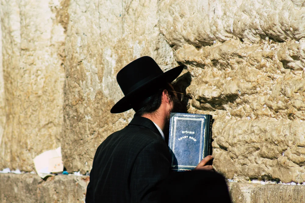 האם בתשעה באב ישנים על הרצפה?