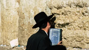 האם בתשעה באב ישנים על הרצפה?