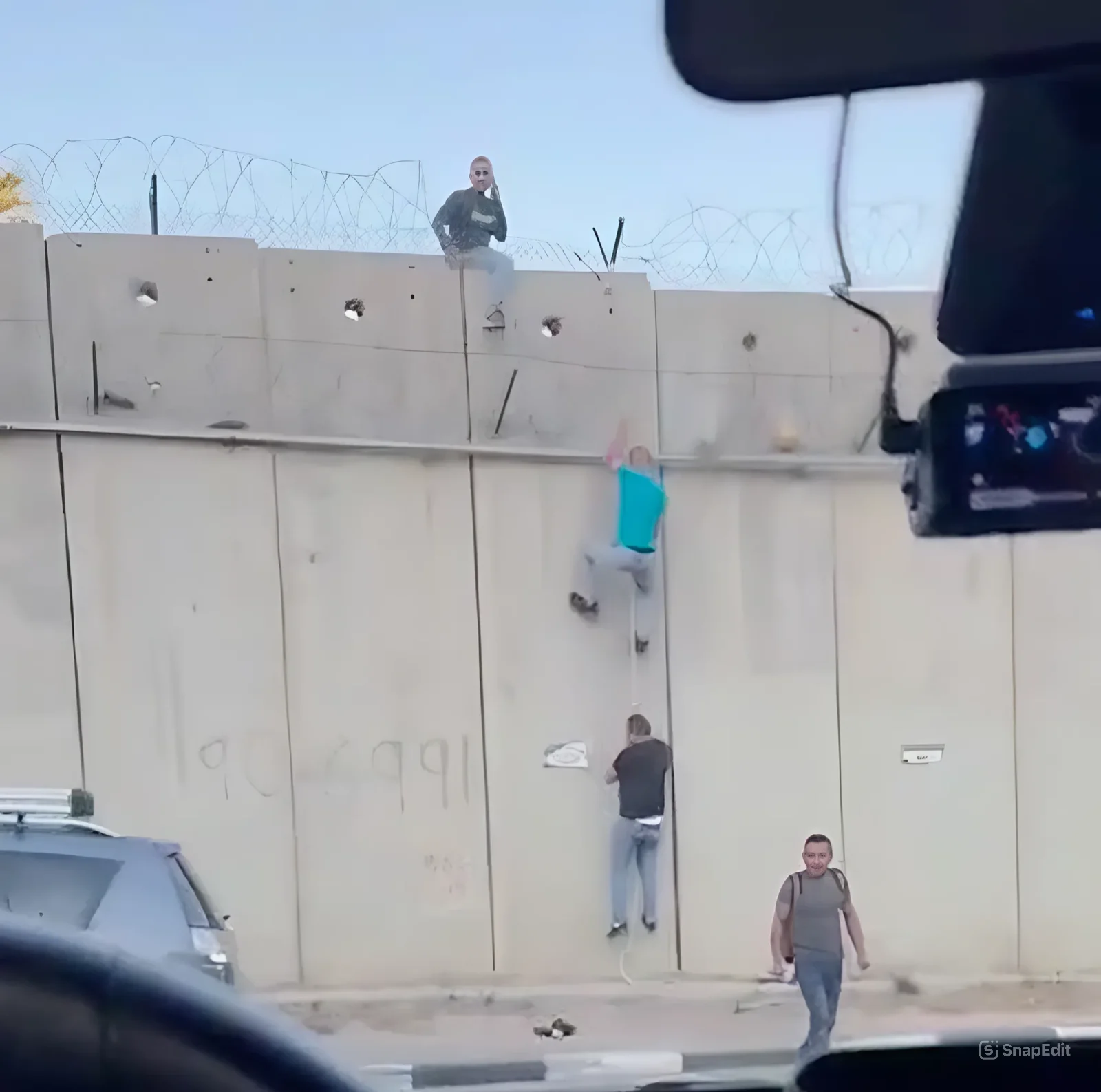 עשרות פלסטינים חוצים את הגדר לישראל