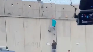 באין מפריע: עשרות פלסטינים חוצים את הגדר לישראל
