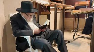 מרן הגרמ"ה הירש בקריאת מגילת איכה 