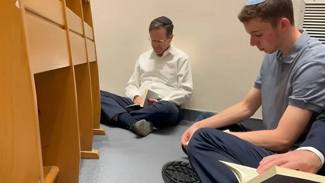 נשיא המדינה התיישב על הארץ וקרא את איכה