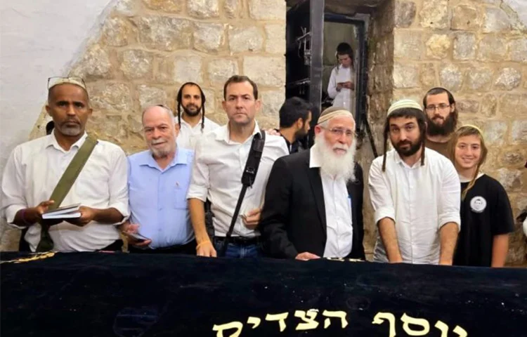 אלפים התפללו בקבר יוסף: "חייבים לנצח במלחמה" אלפים התפללו בקבר יוסף: "חייבים לנצח במלחמה"