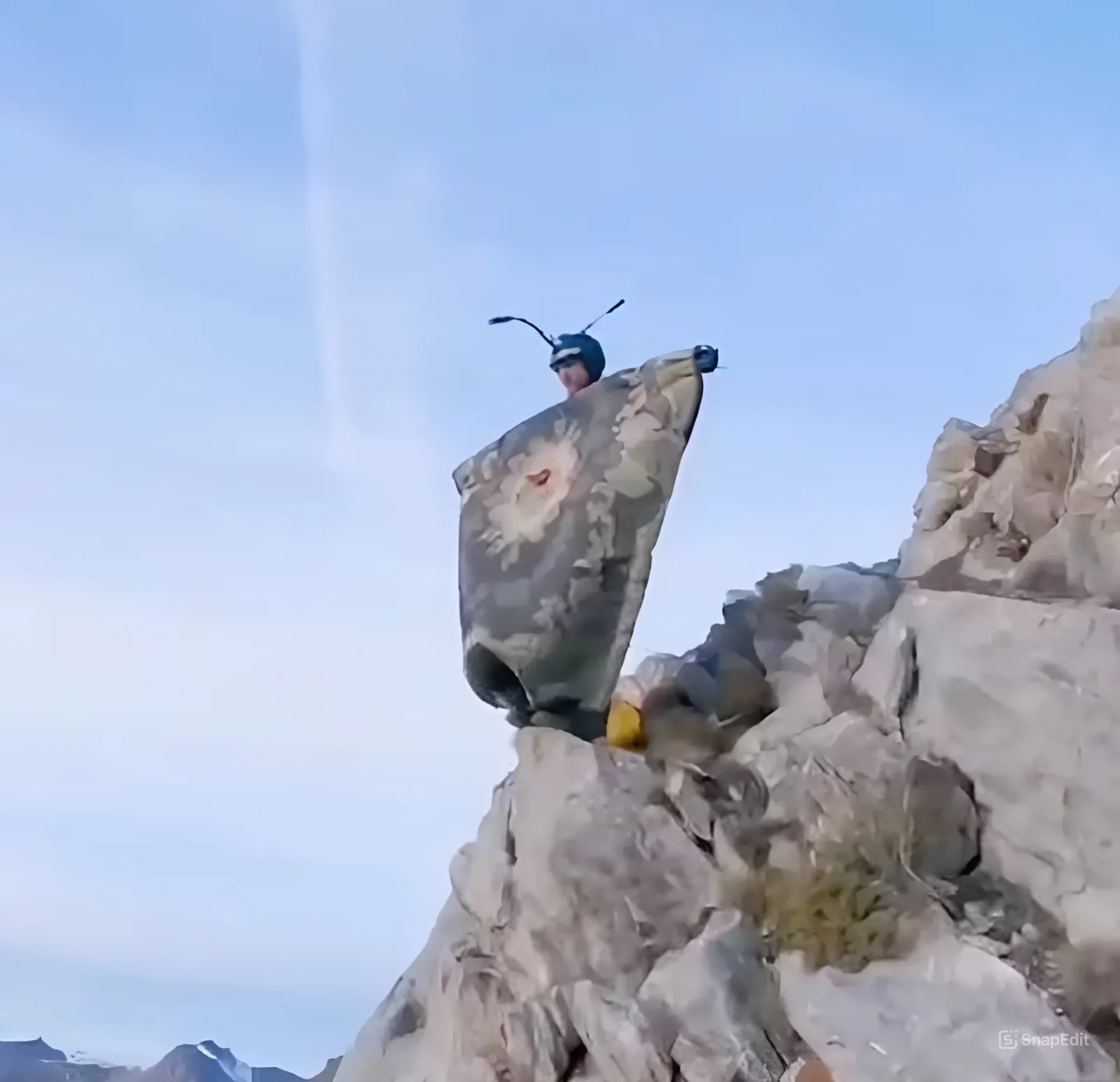 צונח מקצועי כשהוא אוחז תחתיו שטיח