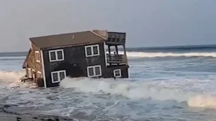 הבית קרס לים בעקבות גלי הענק