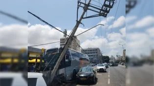 נתניה: נהג אוטובוס התמוטט בנסיעה ונכנס ברכבים 