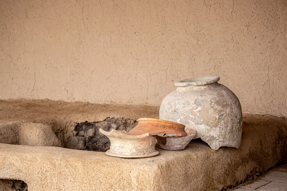 ילד בן 5 שבר בטעות קנקן בן כ-3,500 שנה במוזיאון הכט ילד בן 5 שבר בטעות קנקן בן כ-3,500 שנה במוזיאון הכט