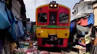 צפו: הרכבת עוברת על הדוכנים בשוק