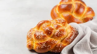למה אוכלים חלה עגולה בראש השנה?
