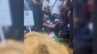 מצמרר: שירת אמונה על קברו של החטוף