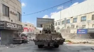 הטרקטור הענק גירש את העיתונאים בג'נין