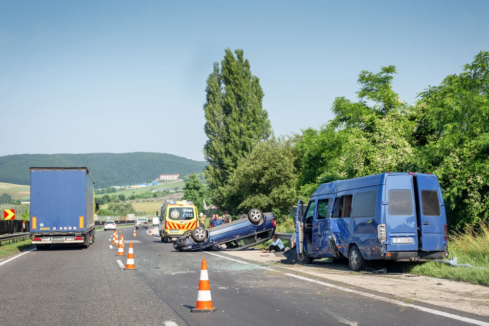 ארבעה חסידים נפצעו בתאונה ליד העיירה קרעסטיר