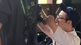 אין מרגש מזה: הבחור שכרתו את רגליו לא מוותר