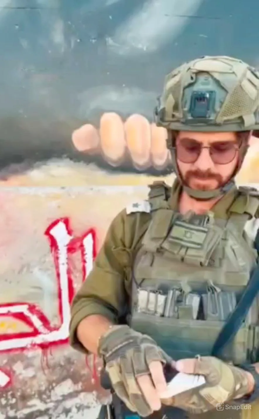 חייל מציג את בכירי חמאס המחוסלים