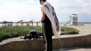 בושה: עיריית תל אביב אוסרת תפילה במרחב אפילו ללא דיון