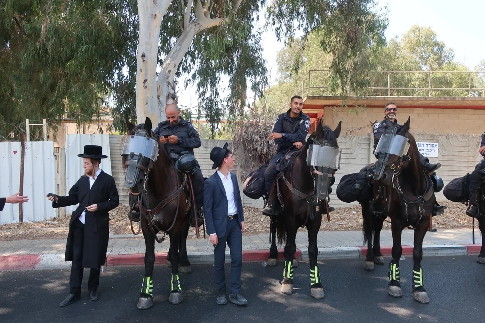 הרב הבכיר בגור מכחיש בתוקף דיווחים על מו"מ לגיוס