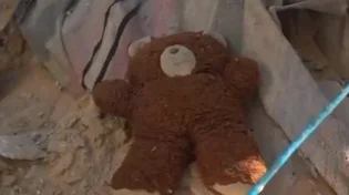 ציורי ילדים ובובות: החדר בו הוחבאו החטופים
