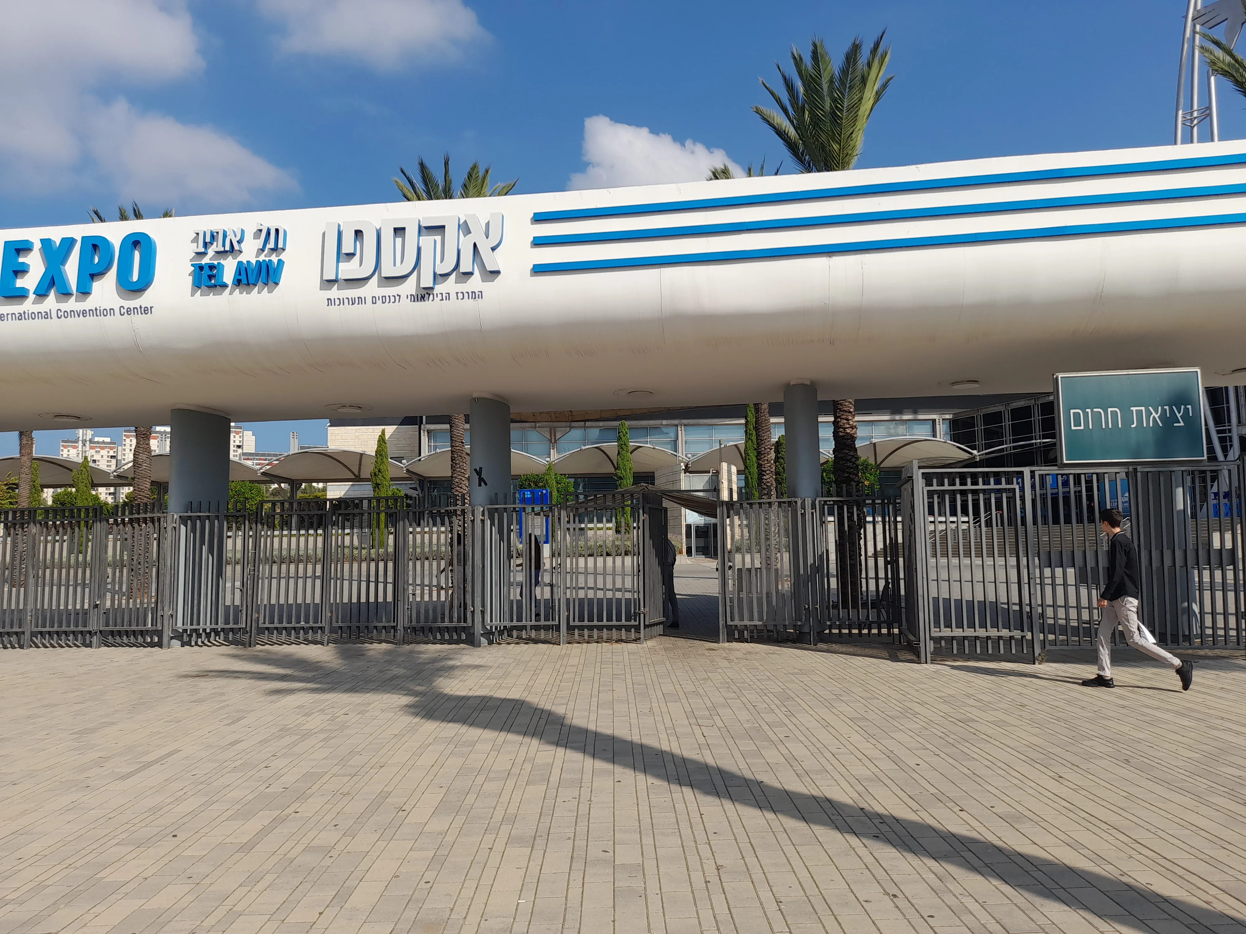 עיריית ת"א: אירוע הטבלה לנצרות - כן; תפילה - לא