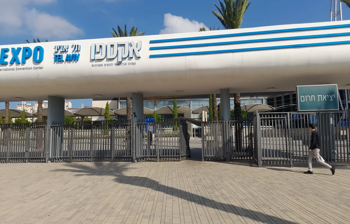 עיריית ת"א: אירוע הטבלה לנצרות - כן; תפילה - לא