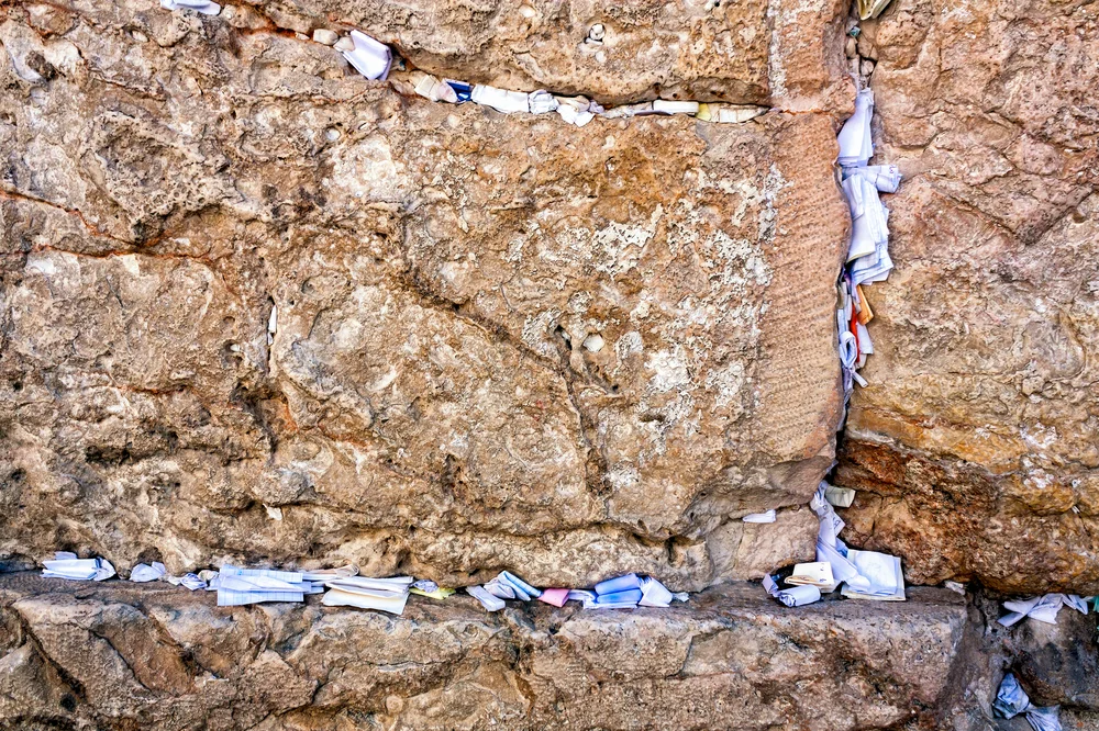 חיבוק מבורא עולם והפתק ששלף מהכותל