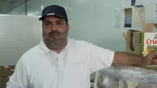 המלאך שלא יכול להירדם בלילות כשיש ילדים רעבים