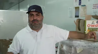 המלאך שלא יכול להירדם בלילות כשיש ילדים רעבים