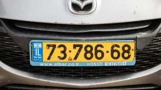 ערבי גנב רכב לחרדי ומציג את השלל