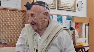 בלי עין הרע: בן המאה עלה לתורה