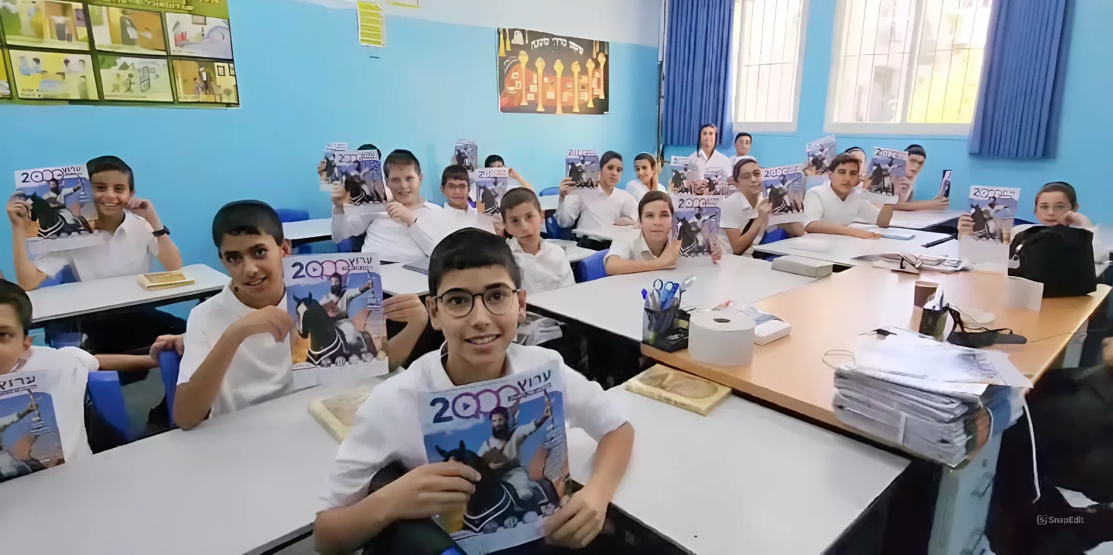 ילדי תלמוד תורה חניכי הישבות עם מגזין ״מאירים את השבת״ של ערוץ 2000