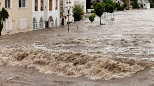 אירופה מוצפת: החורף מכה בעוצמה, שיטפונות הרסניים ומספ