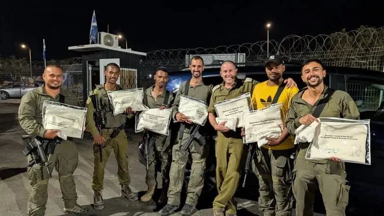 קהילת קווינס מחלקת תפילין לחיילים בתפילה לחטופים