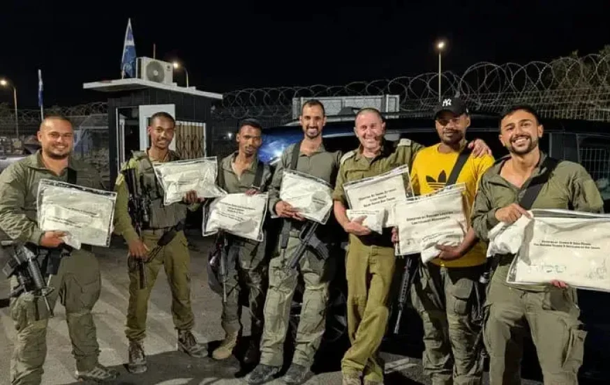 קהילת קווינס מחלקת תפילין לחיילים בתפילה לחטופים קהילת קווינס מחלקת תפילין לחיילים בתפילה לחטופים