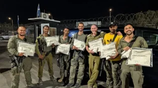 קהילת קווינס מחלקת תפילין לחיילים בתפילה לחטופים