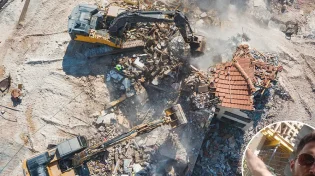 "תקשיבו טוב! מול הפנים שלי הורסים בניין של יהודים"