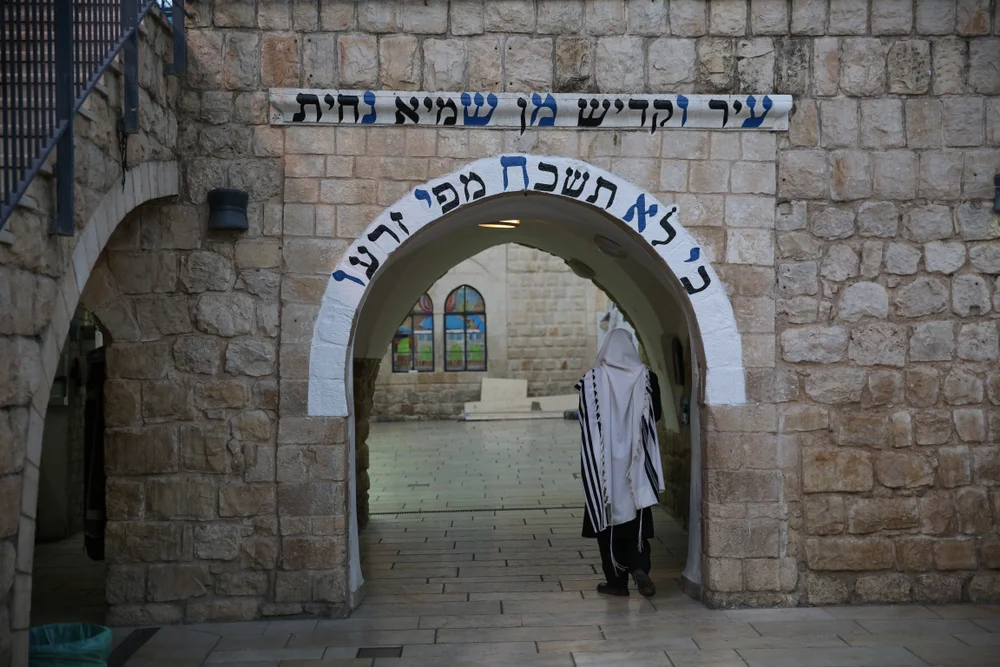 מה העניין בהתקשרות לצדיקים? הרב יהונתן ענבה משיב על השאלה