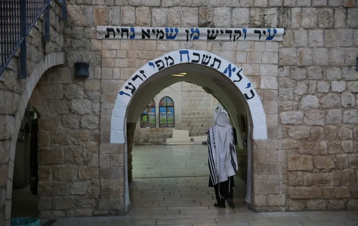 מה העניין בהתקשרות לצדיקים? הרב יהונתן ענבה משיב על השאלה מה העניין בהתקשרות לצדיקים? הרב יהונתן ענבה משיב על השאלה