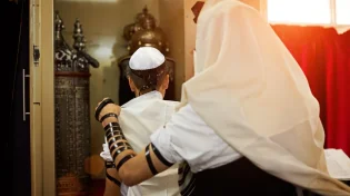 האם ילד יתום מתחיל להניח תפילין בגיל 12?
