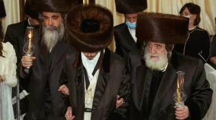 האם יתומה שנישאה יוצאת מכלל יתמות?