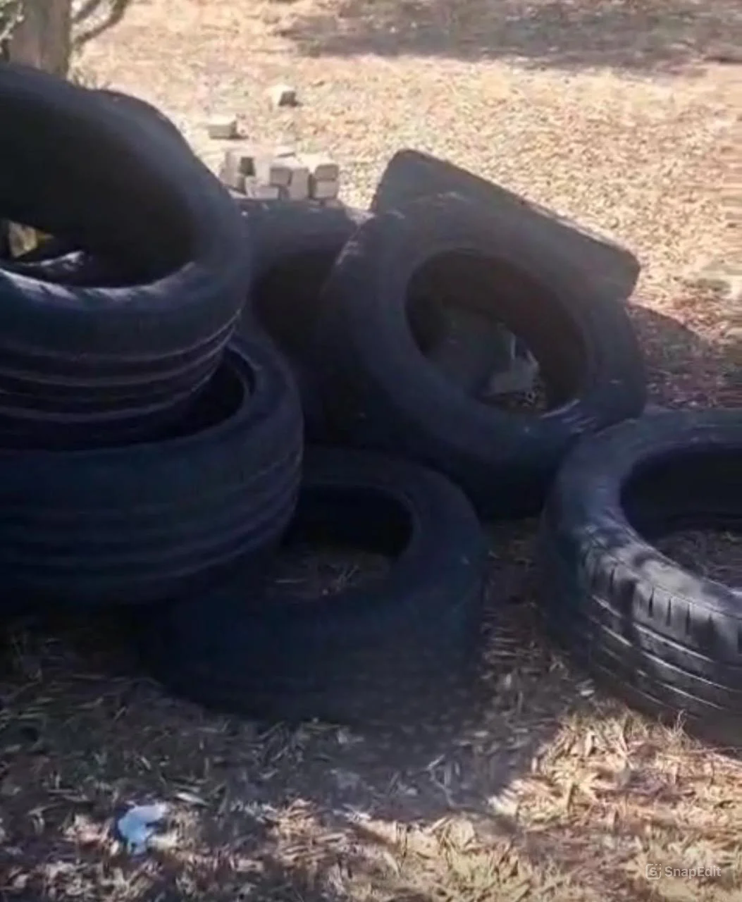 צמיגים התגלו לצד הכביש בקפלן