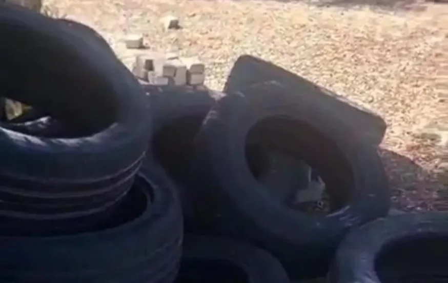 צמיגים התגלו לצד הכביש בקפלן
